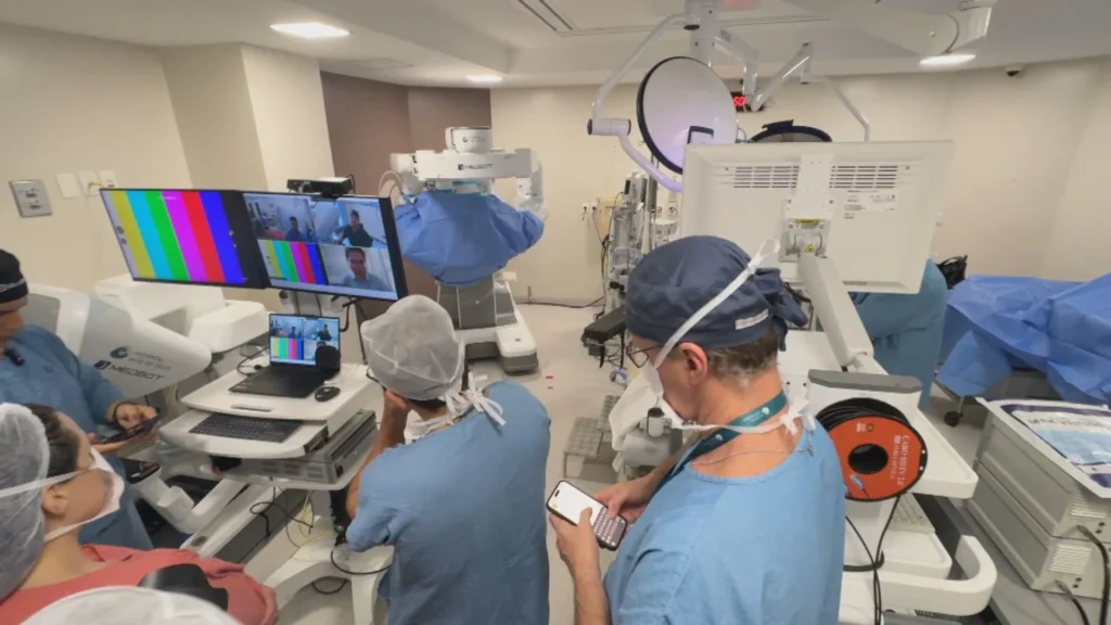 Cirurgia Robótica Inédita: Médico Brasileiro Opera Paciente em Porto Alegre da China