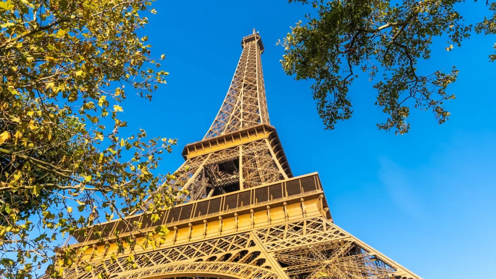 Calor Extremo em Paris: Torre Eiffel Fecha às 16h Até 26 de Junho por Segurança