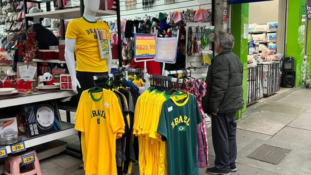 Comércio de Rua em Porto Alegre Registra Alta nas Vendas com Temática da Copa do Mundo Comércio de Rua em Porto Alegre Registra Alta nas Vendas com Temática da Copa do Mundo