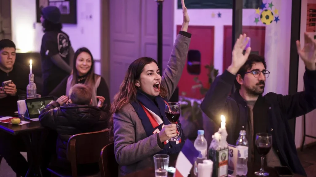 Torcedores em Porto Alegre celebram Mbappé e França nas oitavas da Copa do Mundo