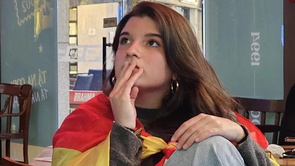 Espanhola celebra vitória emocionante da Espanha em Porto Alegre na Copa do Mundo
